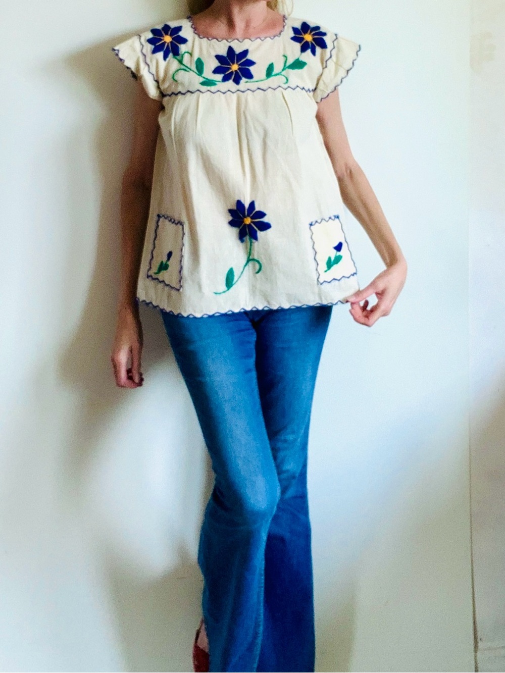 Vintage 70’s GORGEOUS raw cotton, embroidered floral top with two front pockets💙